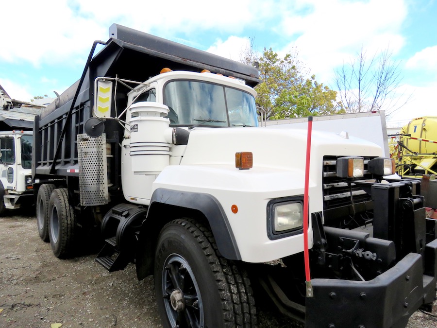 2000 MACK RD 688SX 14’ Dump Body